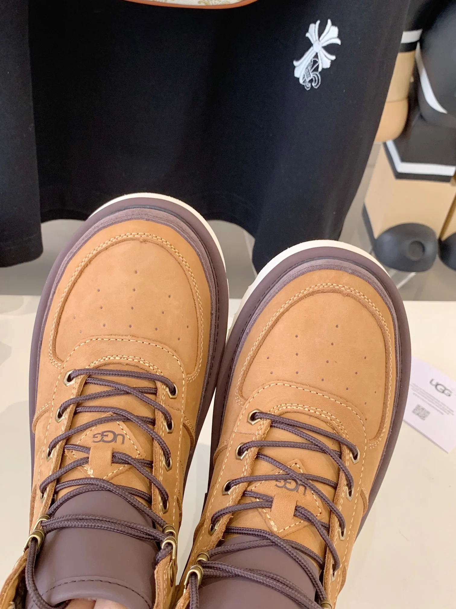 💰 [UGG] P: 660💰 Men's model. Size: 39-44 𝐔gg 1122170 Side zipper Highlander men's shoes. Men's sheepskin lining imported from Australia. The sole is light wing technology outsole. The upper foot is very comfortable. Men's snow boots are ok for husband and dad. High-end atmosphere. Available in three colors: maroon, dark brown, olive green.